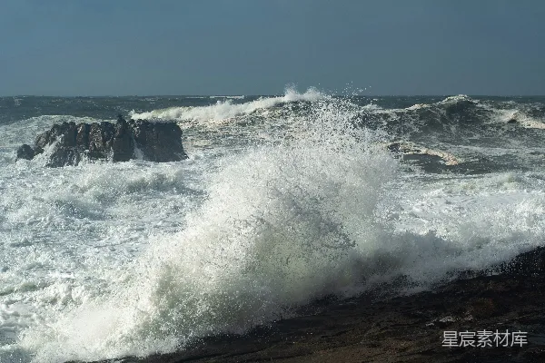 高清摄影 海浪拍打岩石