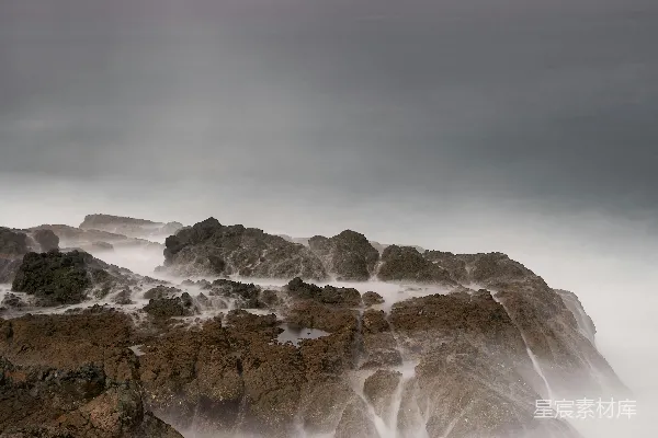 高清摄影 雾中的岩石海岸