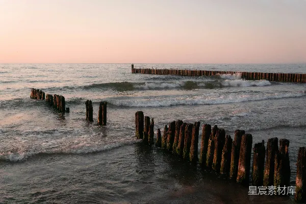 高清摄影 日落时分的海浪与木桩