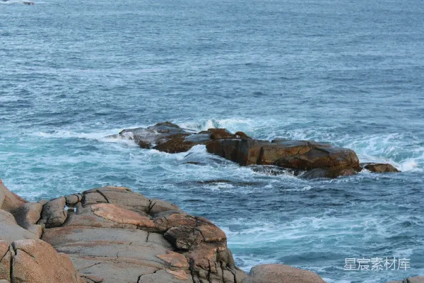 高清摄影 海浪拍打岩石的海岸线