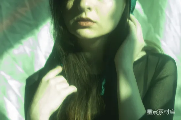 高清摄影 绿光下的神秘女性