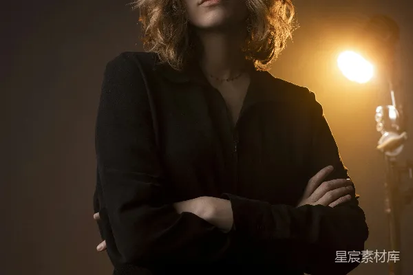 高清摄影 自信与沉思：灯光下的年轻女性