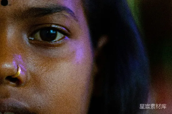 高清摄影 紫光下的神秘女性