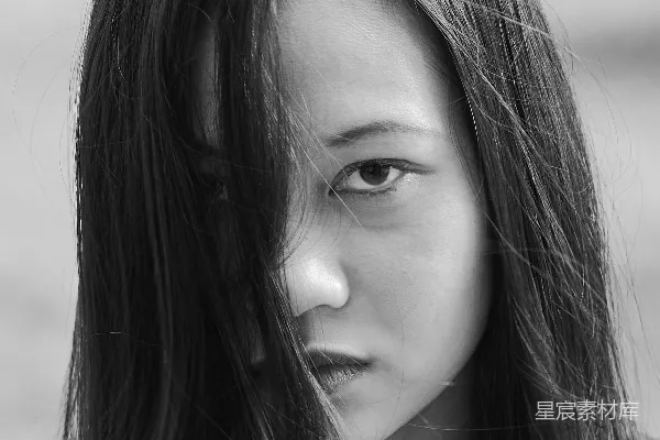 高清摄影 黑白肖像：沉思的女性