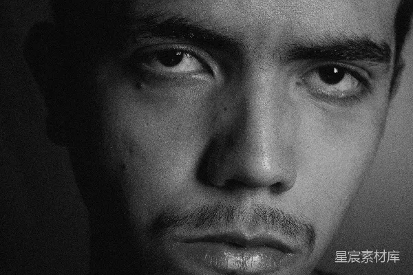 高清摄影 黑白色调的年轻男性肖像