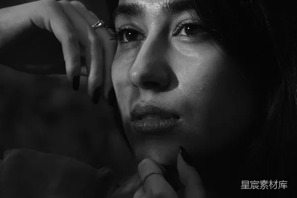 高清摄影 深邃眼神的黑白色调肖像