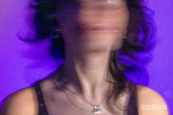 高清摄影 紫色背景下的梦幻肖像