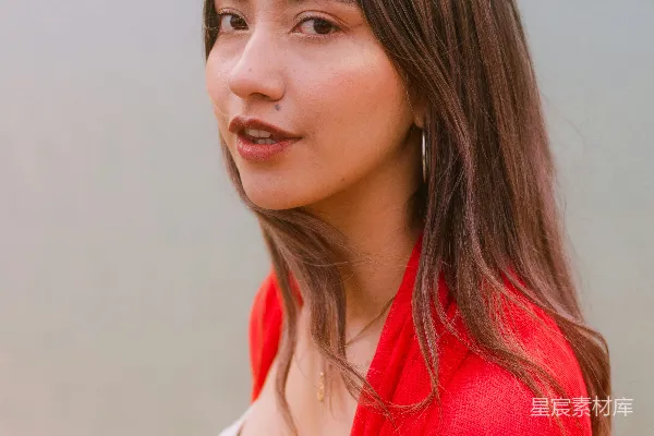 高清摄影 红衣女子的侧脸特写