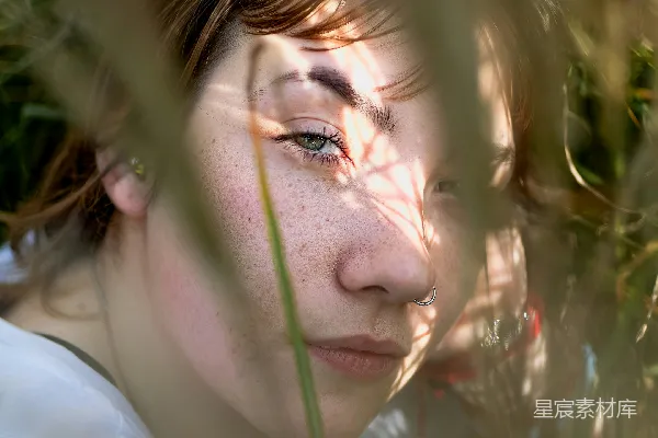 高清摄影 阳光下的草丛中的女孩