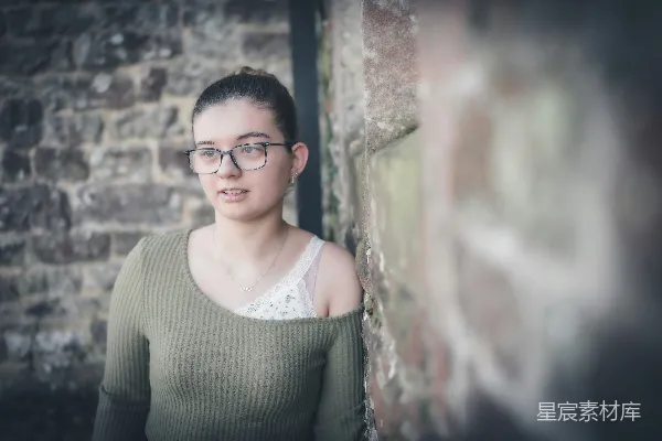 高清摄影 砖墙旁的年轻女孩