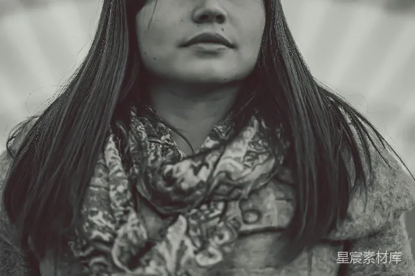 高清摄影 黑白肖像：沉思的年轻女性