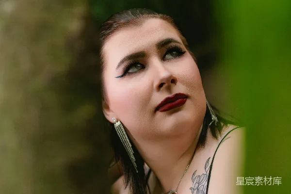 高清摄影 森林中的神秘女性