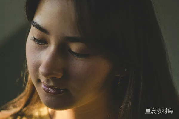 高清摄影 沉思的瞬间：阳光下的女性