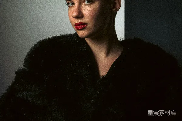 高清摄影 时尚与力量：短发女性的自信肖像