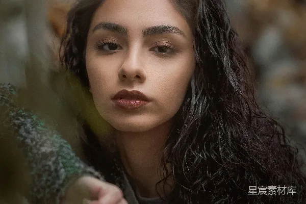 高清摄影 雨后森林中的少女