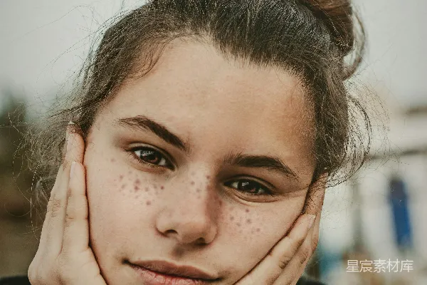 高清摄影 沉思的年轻女孩