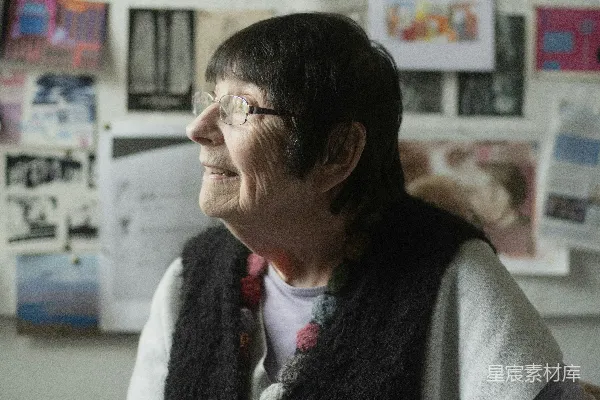 高清摄影 温馨的回忆：老年女性的宁静时光