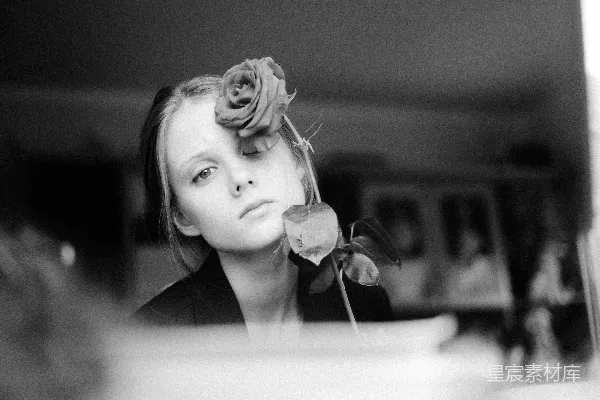 高清摄影 黑白色调的玫瑰花女孩
