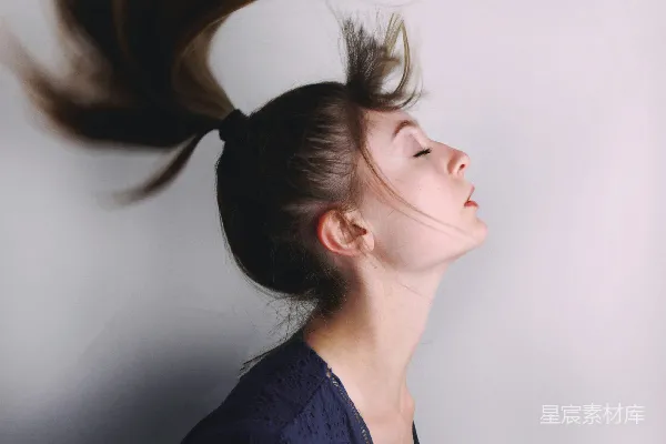 高清摄影 舞动的瞬间：头发飞扬的女性