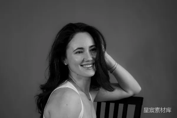 高清摄影 黑白微笑的女性肖像