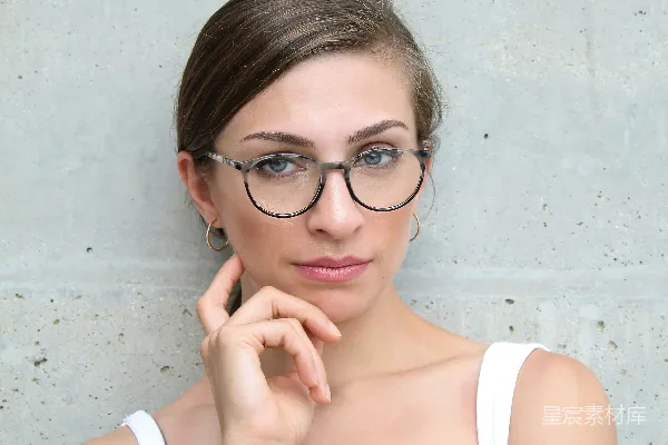 高清摄影 戴眼镜的年轻女性肖像