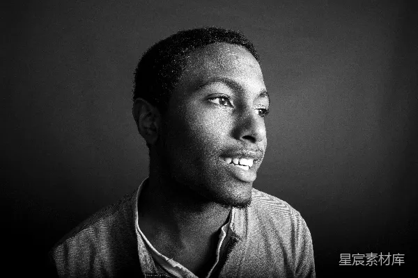 高清摄影 黑白色调的微笑肖像