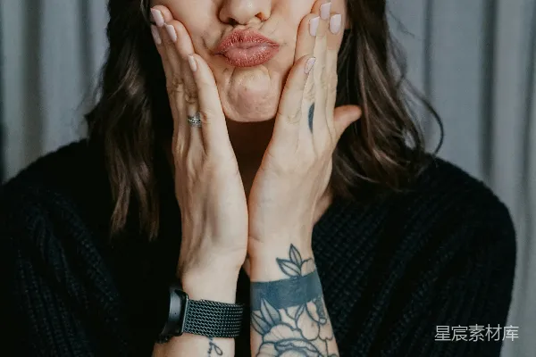 高清摄影 搞怪的纹身女孩