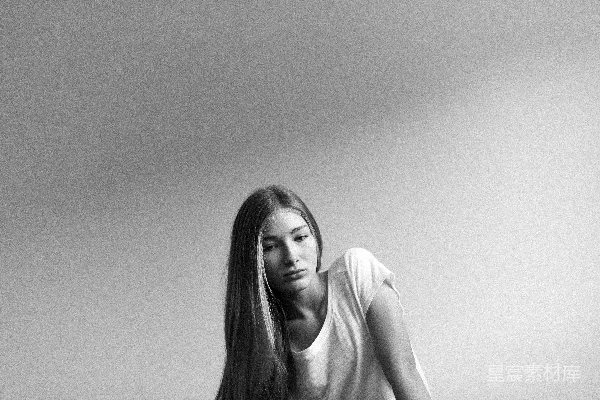 高清摄影 黑白色调的沉思少女