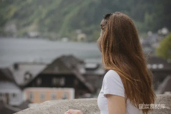 高清摄影 一个女人站在水泥灯柱顶端