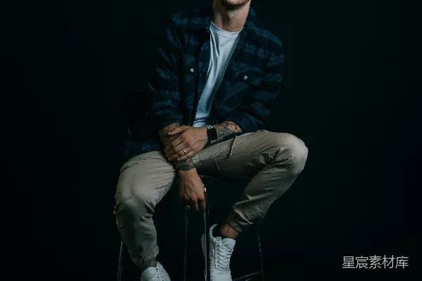 高清摄影 自信微笑的年轻男子