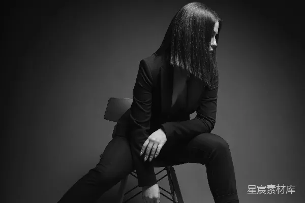 高清摄影 简约黑白色调的女性肖像