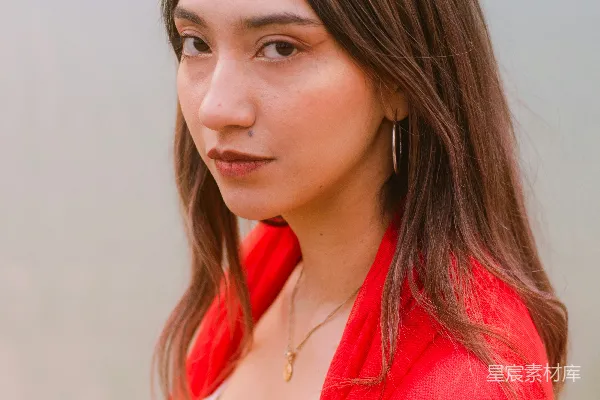 高清摄影 湖畔红衣女子