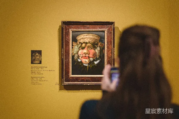 高清摄影 艺术家在博物馆欣赏古典艺术作品