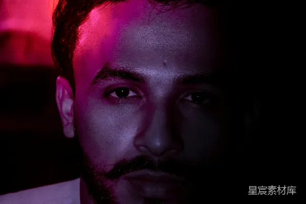 高清摄影 霓虹光影下的青年