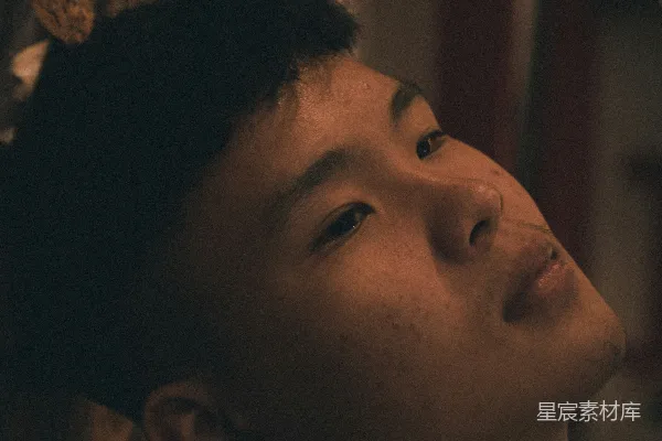 高清摄影 深思的少年