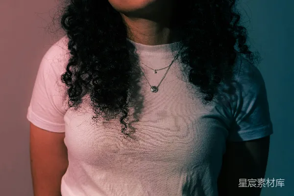 高清摄影 卷发女孩的宁静瞬间
