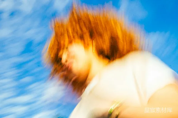 高清摄影 动感模糊的红发女孩
