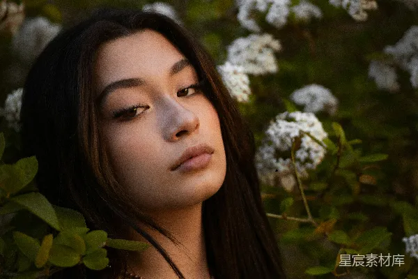 高清摄影 花丛中的年轻女子