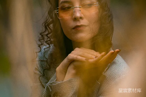 高清摄影 晨光中的思考者