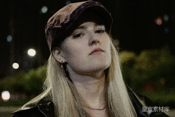 高清摄影 夜晚的都市街头，时尚的年轻女性