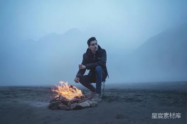 高清摄影 雾中篝火旁的独行者