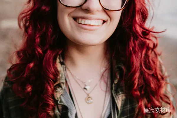 高清摄影 红发女孩的微笑