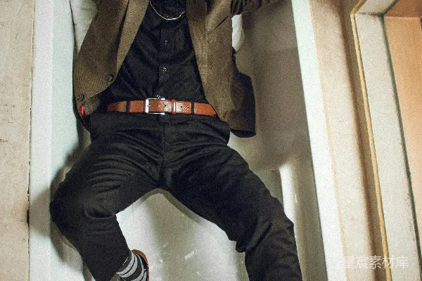 高清摄影 时尚与幽默的碰撞：男子在浴缸中摆酷
