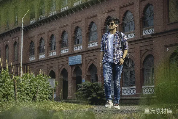 高清摄影 校园漫步的年轻男子