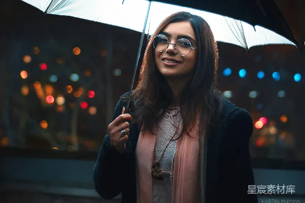 高清摄影 雨夜下的微笑
