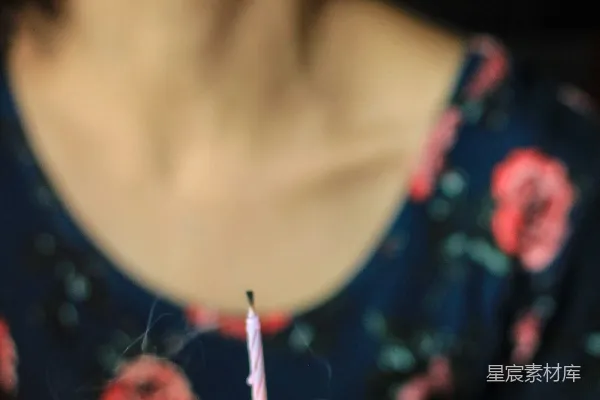 高清摄影 生日蛋糕上的微笑