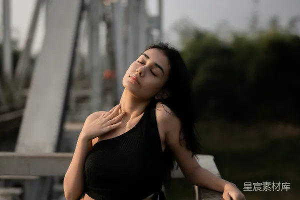 高清摄影 桥上的宁静时刻
