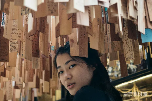 高清摄影 愿望墙下的少女