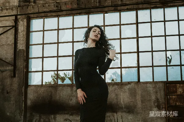 高清摄影 工业废墟中的女性肖像