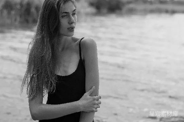 高清摄影 黑白色调的海滩边女孩